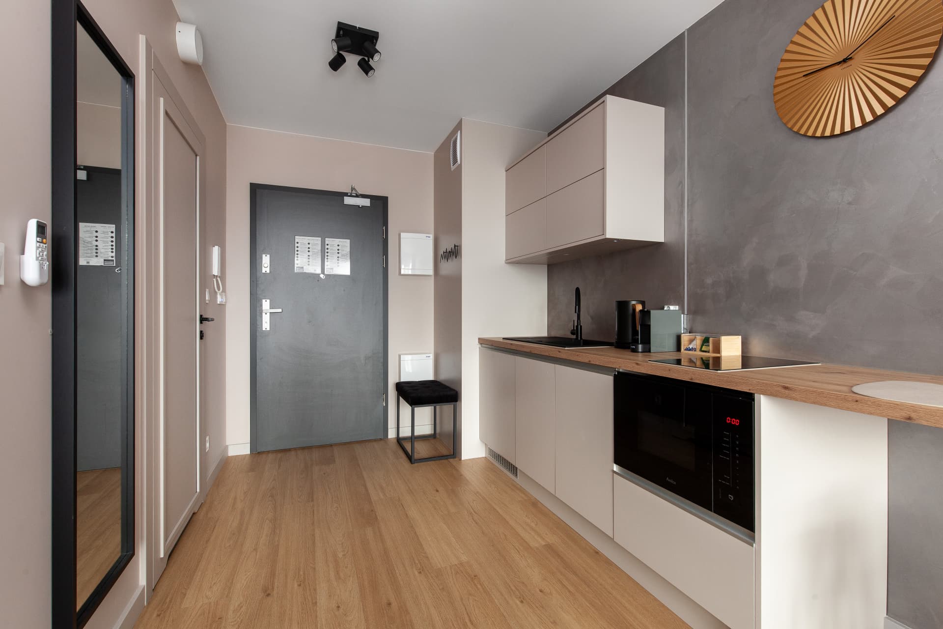 Wejście do apartamentu z aneksem kuchennym