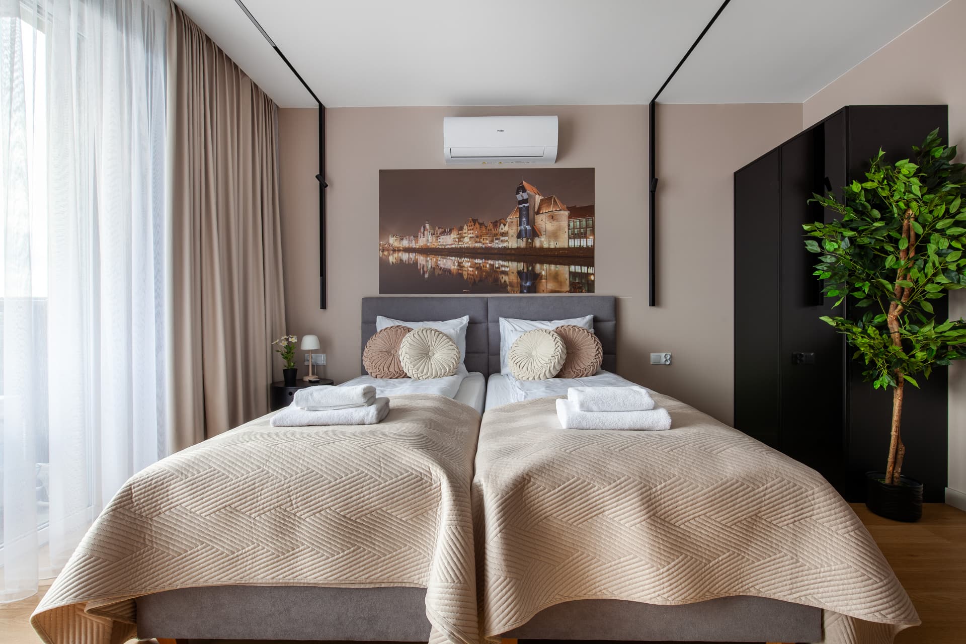 Dwa łóżka z hotelową pościelą i klimatyzacją