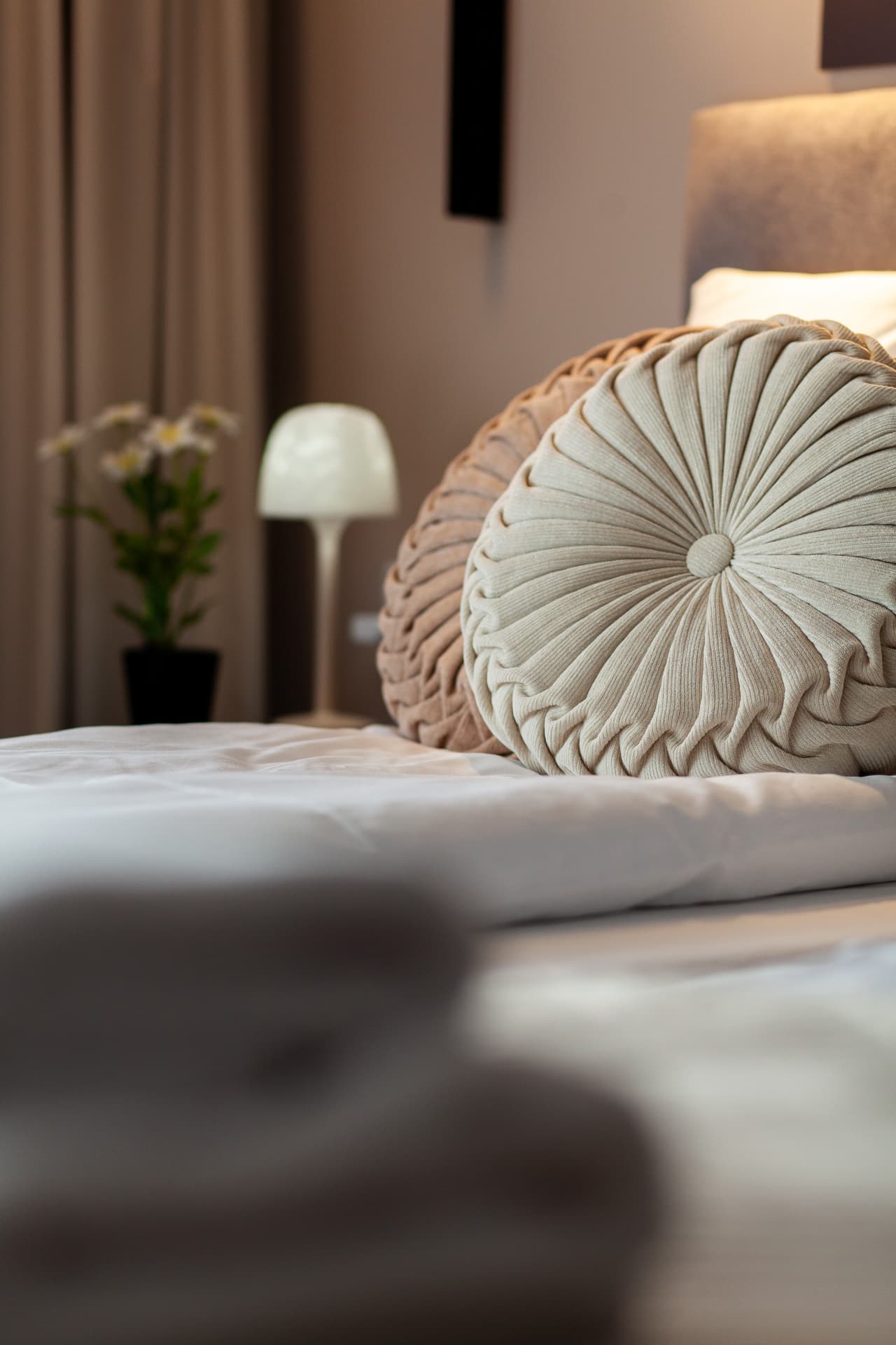 Dekoracyjne poduszki na łóżku hotelowym