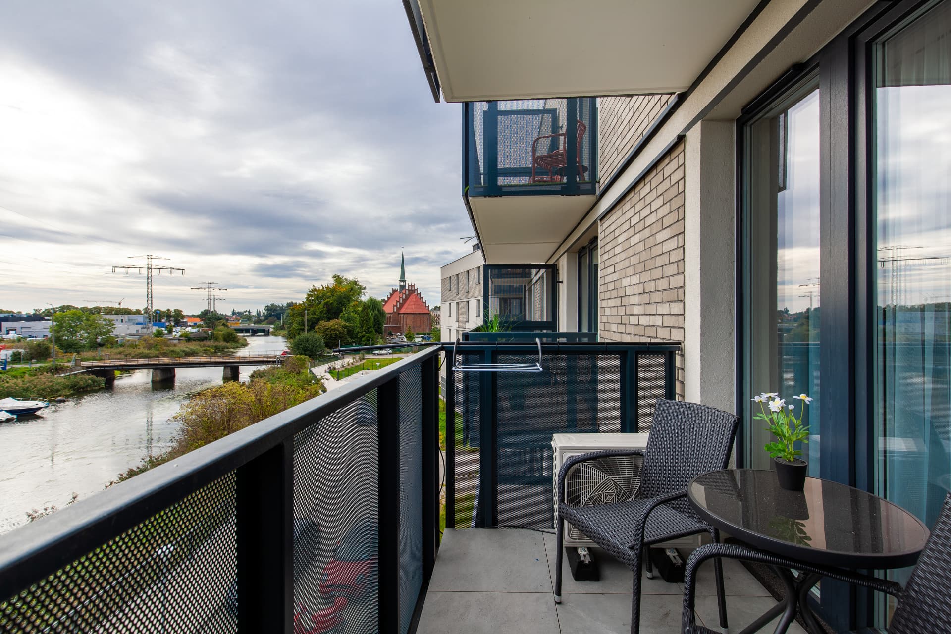 Balkon z widokiem na rzekę i starówkę