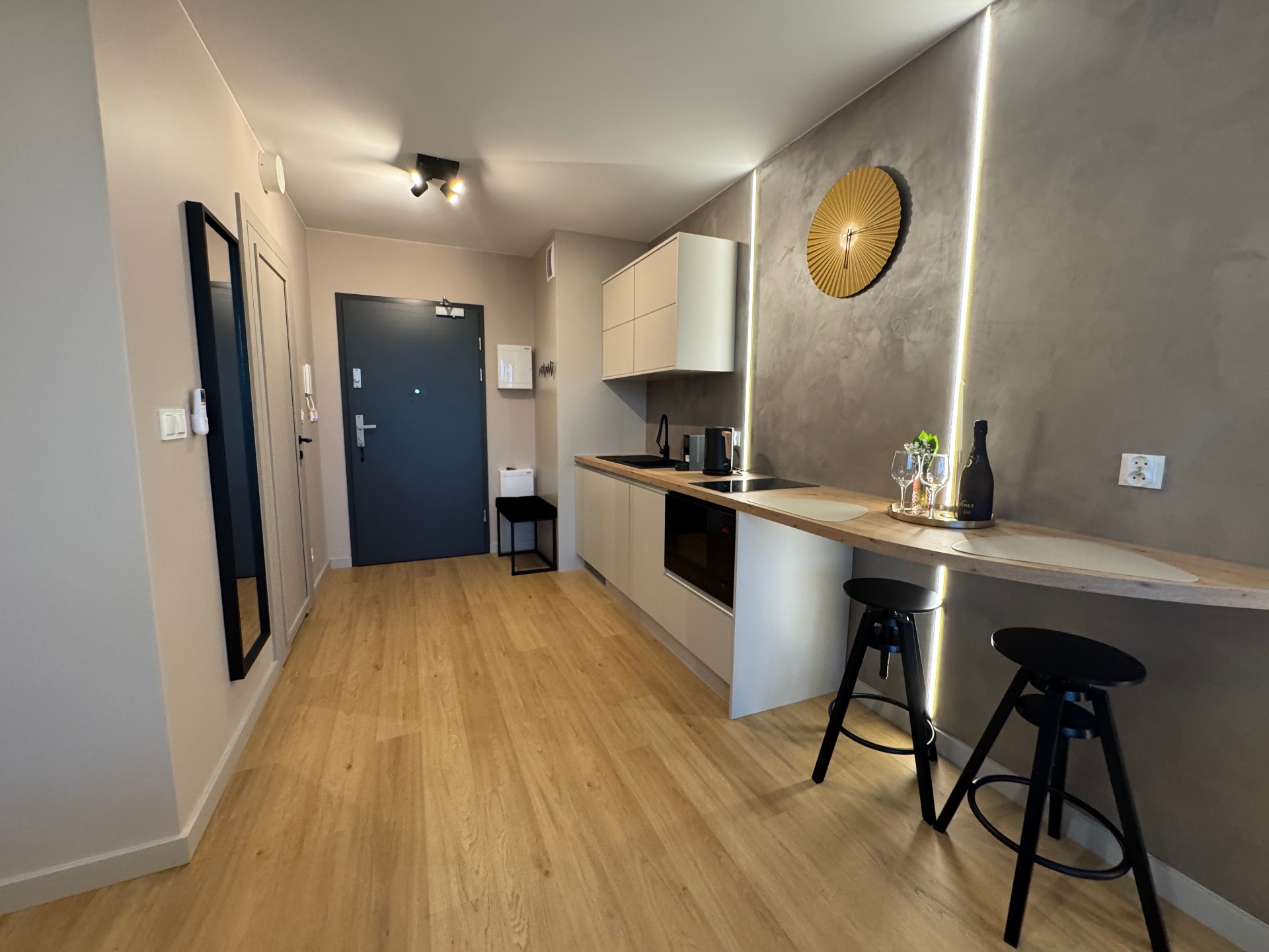 Wejście do apartamentu i aneks kuchenny