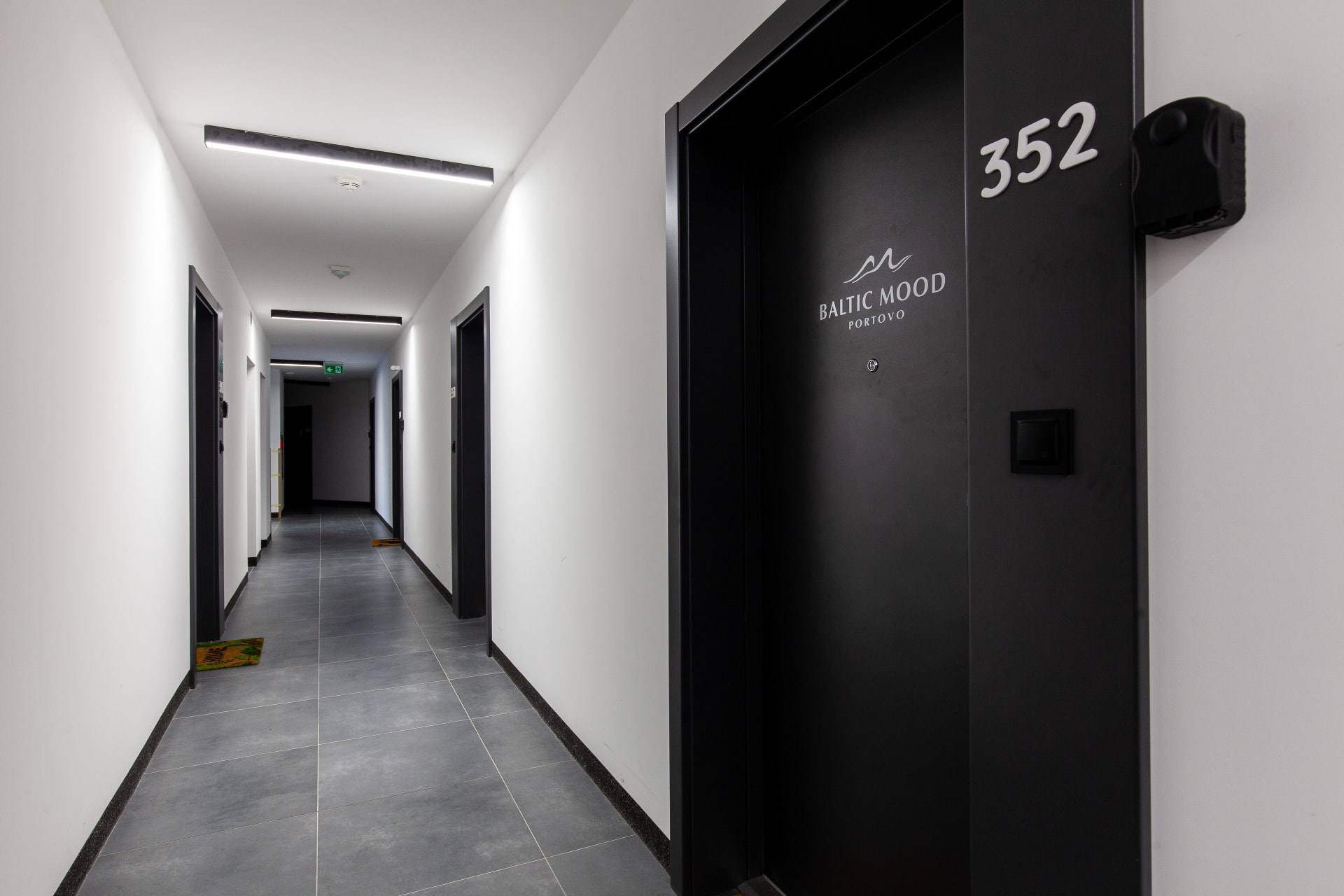 Korytarz budynku przy wejściu do apartamentu 352